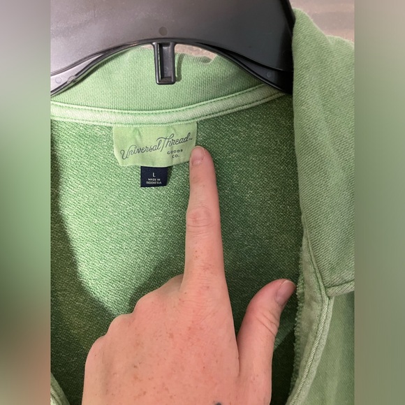 Universal Thread Green Deep V Collared Shirt Raw Hem - Picture 2 of 4